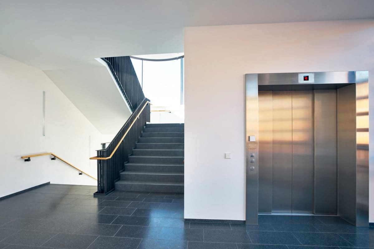 Sauberes Treppenhaus mit Lift